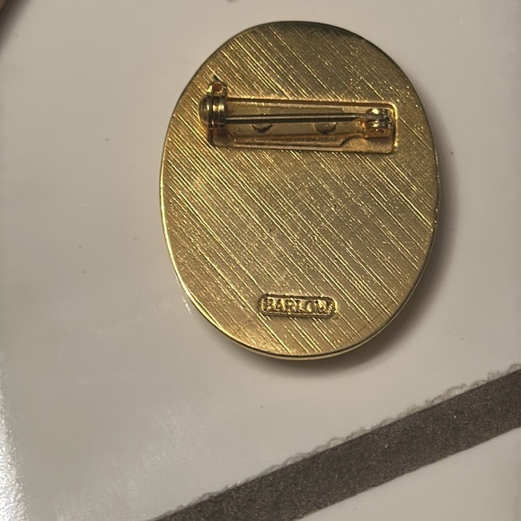 Vintage Barlow bird on tree 1 1/2” x 1” pin in gold tone setting - Picture 3 of 5